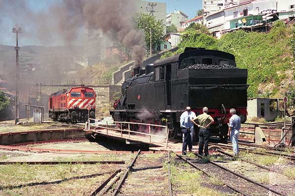 CP 2-8-4T 0187 & Co-Co 1960 at Regua