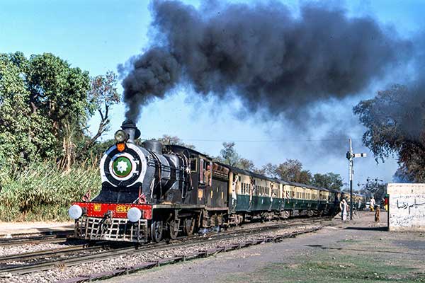 Pakistan Railways SPS class 4-4-0 2954 departs Malakwal Junction