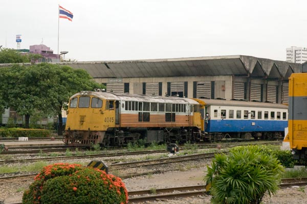 Trains at Bangkok Hua Lamphong station