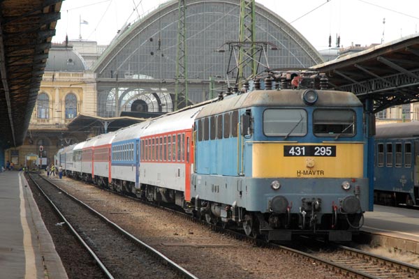 Lunchtime trains at Budapest Keleti 