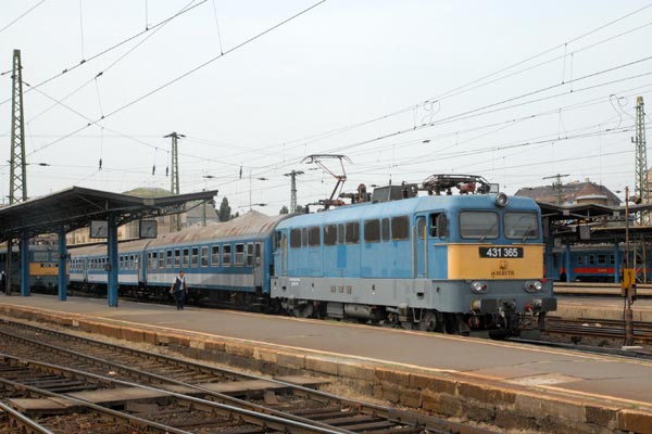 Lunchtime trains at Budapest Keleti 