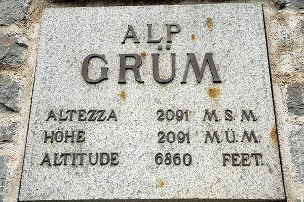 Alp Grum - station altitude sign